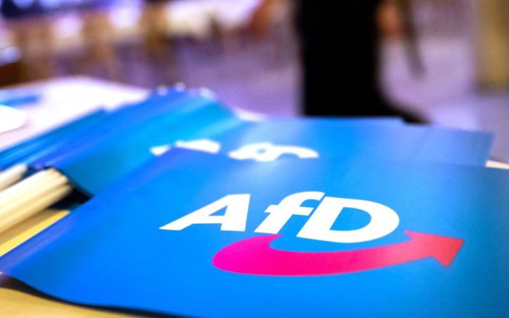 Члена ультраправої німецької AfD знову судять за використання нацистського гасла