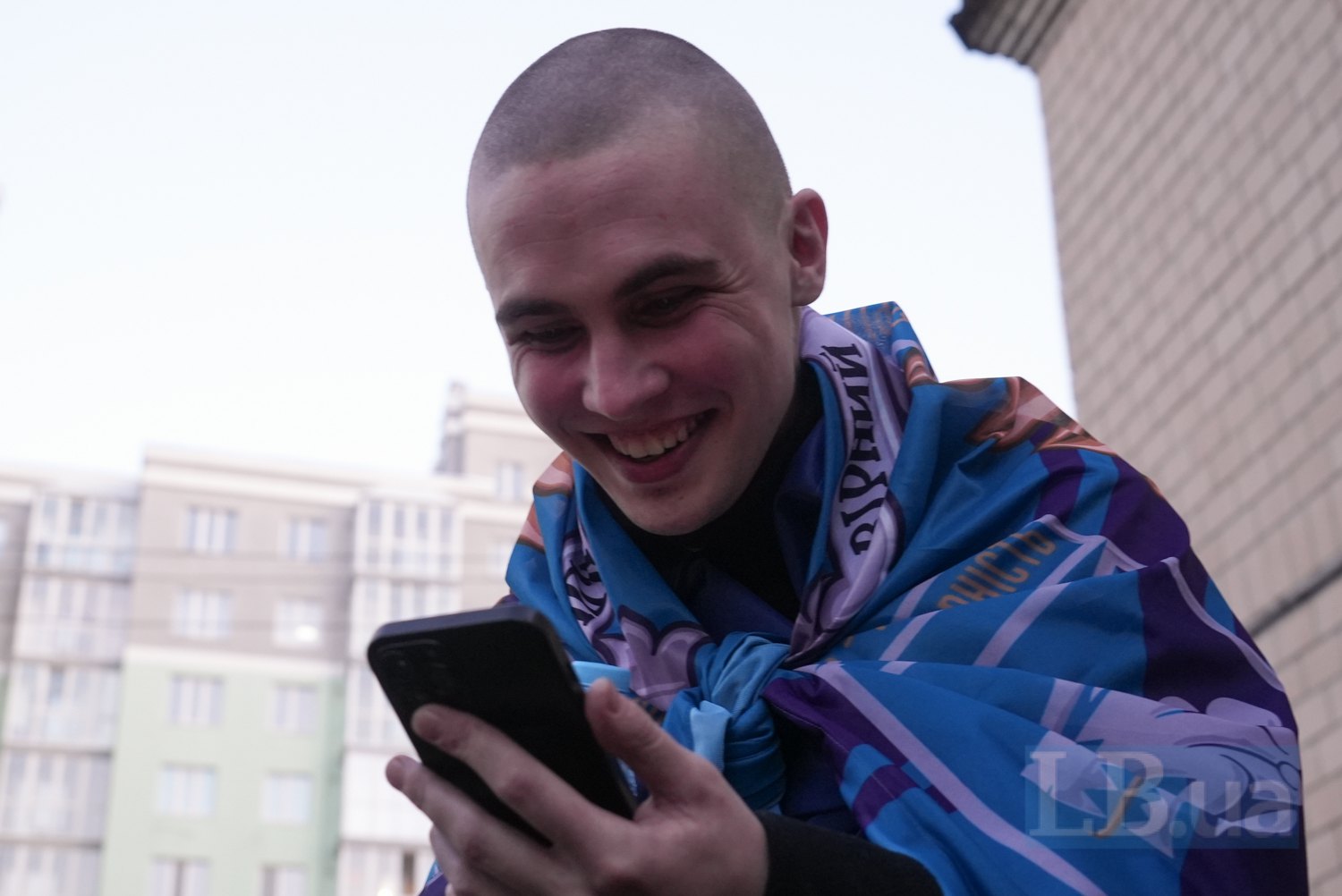 Військовослужбовець говорить із сімʼєю. Він вдруге побачив свою доньку. Перший раз йому показали по відео в
полоні