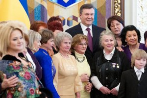 Янукович сегодня проведет "встречу с выдающимися женщинами"