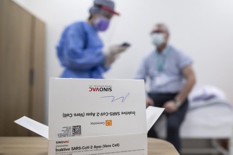 Філіппіни схвалили китайську вакцину Sinovac, але не будуть щеплювати нею медиків