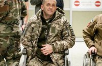 Захисник Азовсталі Діанов передав гроші на протези для пораненого під Бахмутом бійця