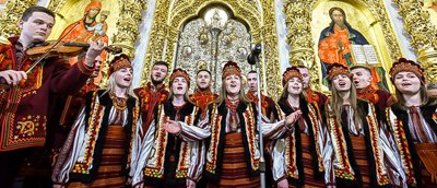 Щиро, радісно і відчайдушно. Чому українці так люблять колядувати 