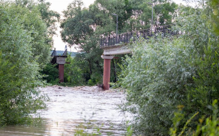 У Івано-Франківську обвалилася частина пішохідного мосту