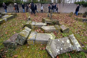 Во Франции по подозрению в осквернении 250 еврейских могил задержаны подростки