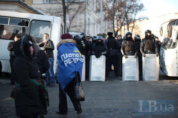 Митинг со всех сторон окужен кордоном милиции, людям приходится обходить Европейскую площадь через Владимирскую горку