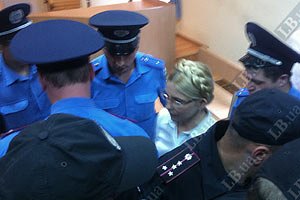 200 человек митингуют у Печерского суда в поддержку Тимошенко