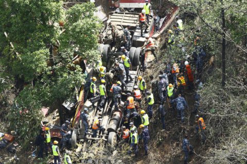 У Непалі автобус зірвався з гори: 25 жертв