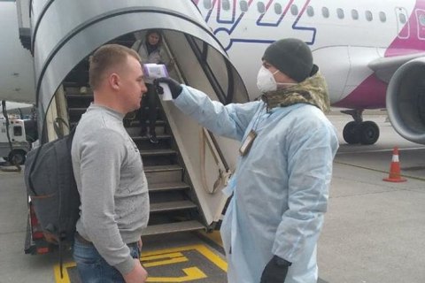 В аэропорту "Киев" начали измерять температуру у прибывающих из Италии пассажиров 