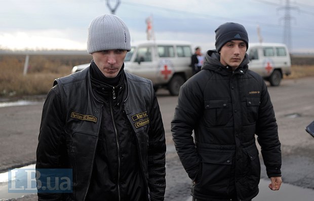 Освобожденные украинские сотрудники Госчс Дмитрий Пищев и Александр Масленкив
