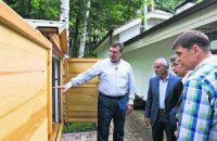 В Межигорье Янукович отдыхает среди пчел