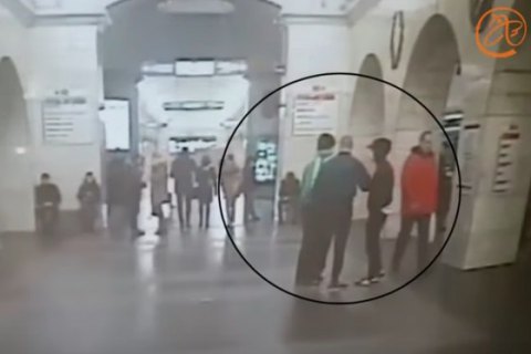В Санкт-Петербурге неонацисты избили пассажиров метро с криками "Вагон для русских!" 