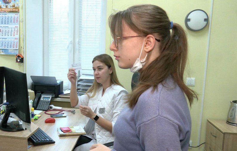 Пацієнтка оновлює дані в декларації. 