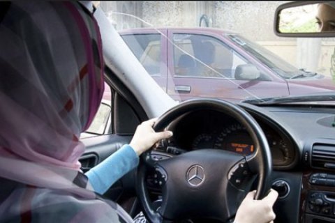 В Омане женщинам разрешили водить такси