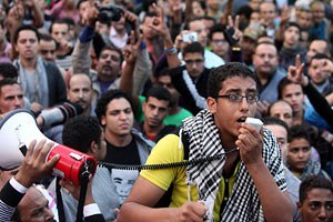 В Египте продолжаются массовые стычки демонстрантов с полицией