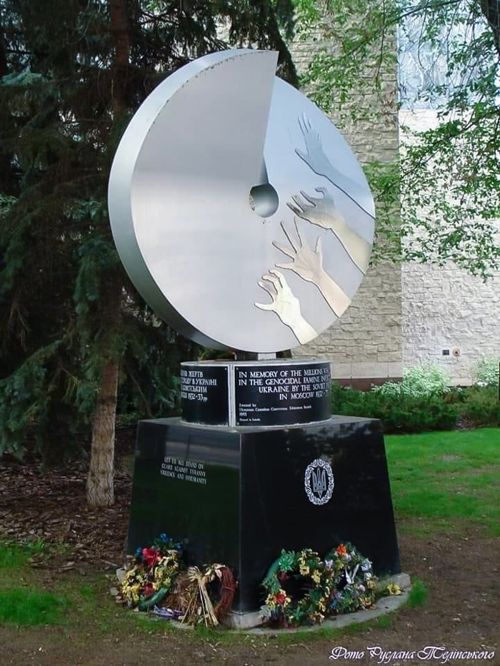 Перший пам’ятник жертвам Голодомору, який відкрили в Едмонтоні 23 жовтня 1983 року (Альберта, Канада).