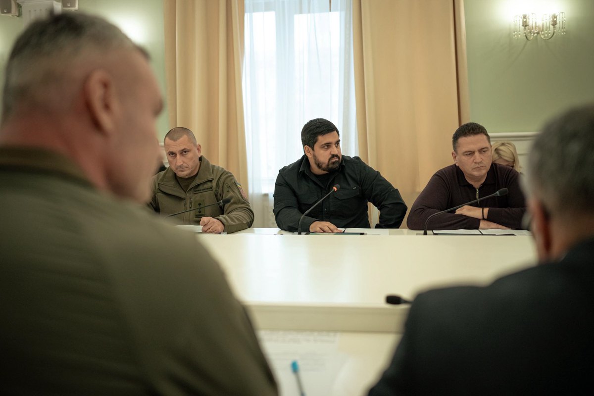 Тимур Ткаченко і Віталій Кличко (спиною) під час Засідання Ради оборони міста Києва 