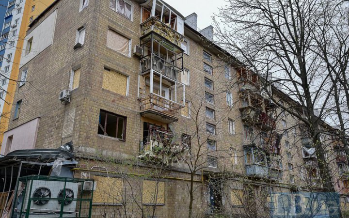 В Киеве критически повреждены во время обстрелов десять домов