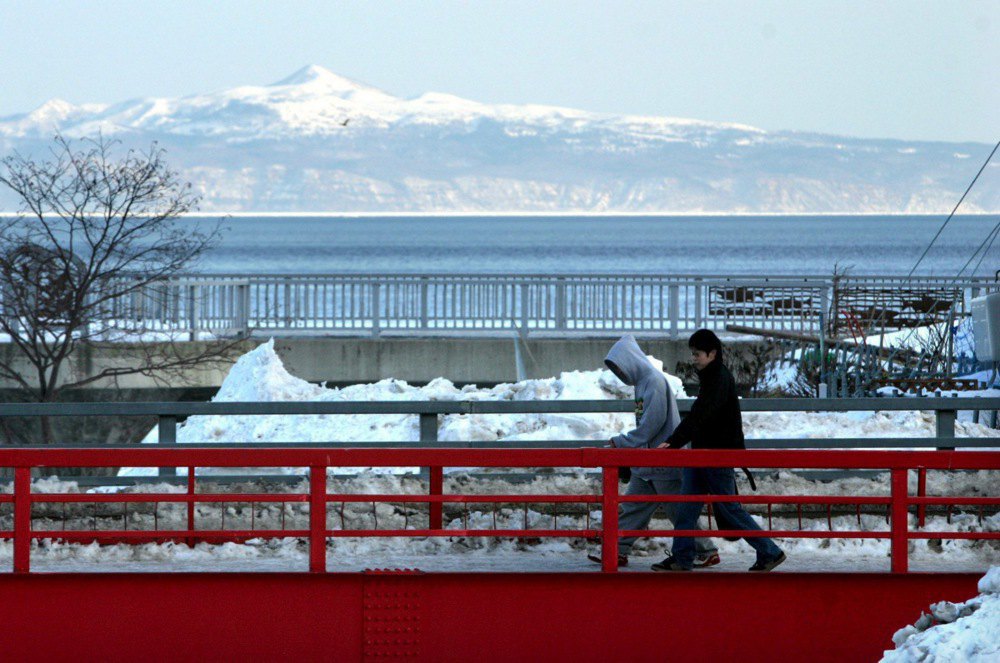 Вид на окупований Росією острів Кунашир з японського портового міста Раусу, провінція Хоккайдо