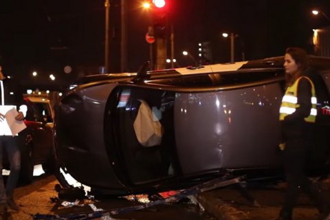 В Киеве таксист снес около 15 метров железного ограждения и перевернулся