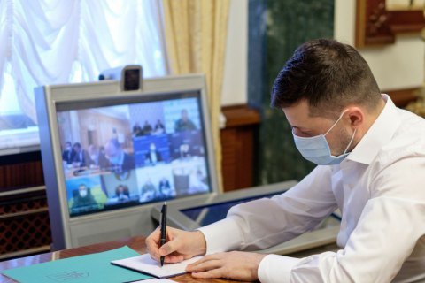 Зеленский подписал закон о возобновлении выплаты больничных