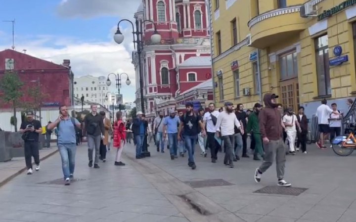 У російському Замоскворіччі мусульмани провели ходу, протестуючи проти рейдів поліції у мечетях