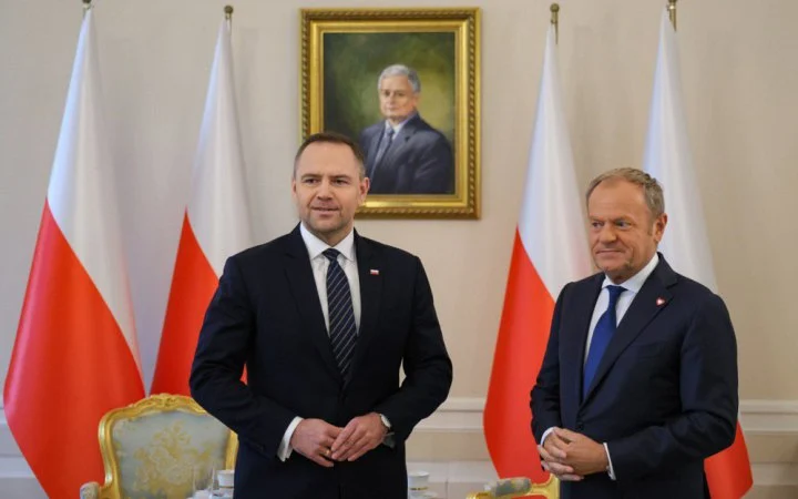Президент Польщі Кароль Навроцький (зліва) та прем’єр-міністр Дональд Туск