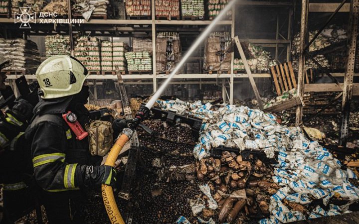 У Харкові рятувальники загасили пожежу на складі продуктів після влучання російського безпілотника