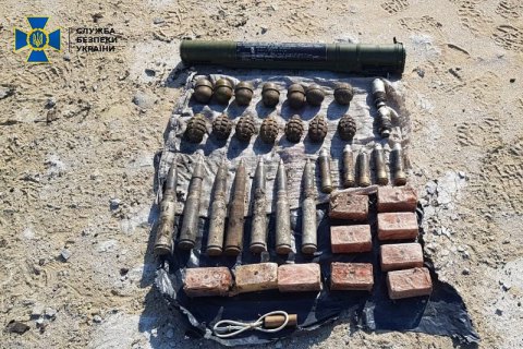 На Луганщині СБУ виявила два схрони з гранатами та вибухівкою, закладених диверсантами у 2014-му
