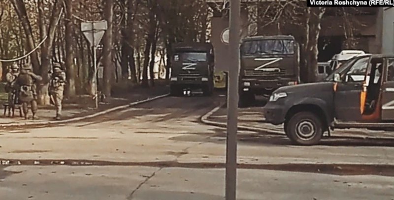 Російські військові біля будівлі Херсонської ОДА, де зараз розташований штаб окупантів. Квітень 2022 року