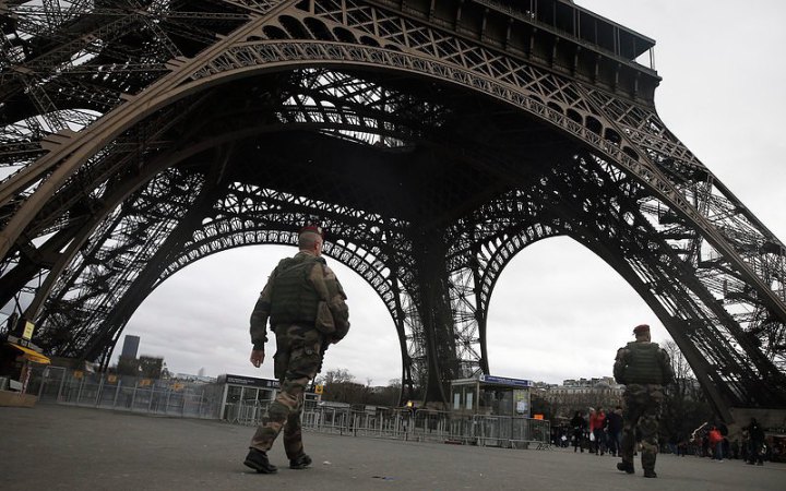 У Франції арештували трьох осіб, які залишили біля Ейфелевої вежі труни з написом "Французькі солдати в Україні"