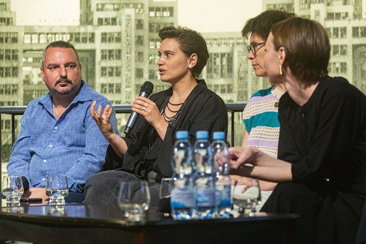 Говорить Єва Нейдлінгер