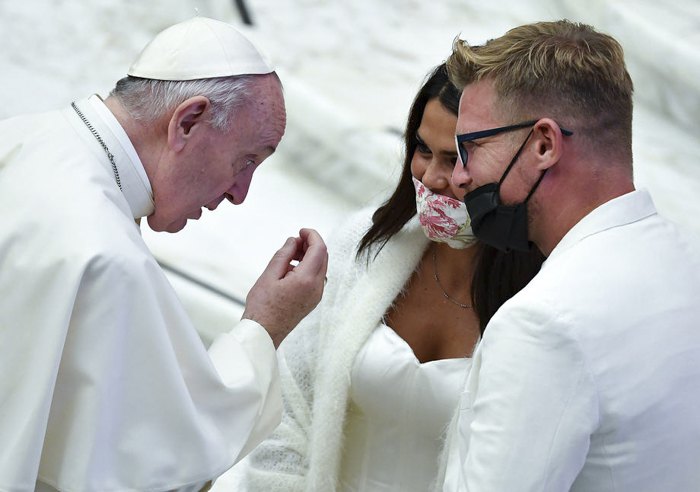 Папа Франциск розмовляє з подружжям пiсля загальної аудієнції в залі Павла VI, Ватикан, 07 жовтня 2020 .