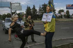 Встановлено особу жінки, яка побила дончанку з українським прапором