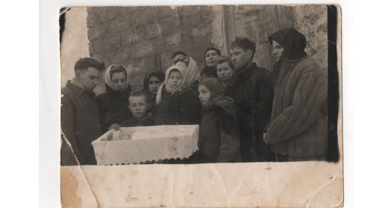 Похорон першої дитини Марії. Зліва направо: Афанасій і Маша, молоді батьки, хлопчик Леонід — син Афанасія від першого шлюбу. Краматорськ 1947 (опис Катерини Філонової)