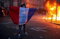 У Парижі правоохоронці застосували сльозогінний газ на мітингу проти закону "про глобальну безпеку"