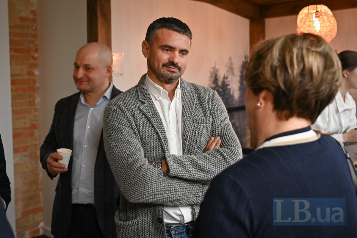 Ігор Ліскі і Ніна Южаніна (спиною)