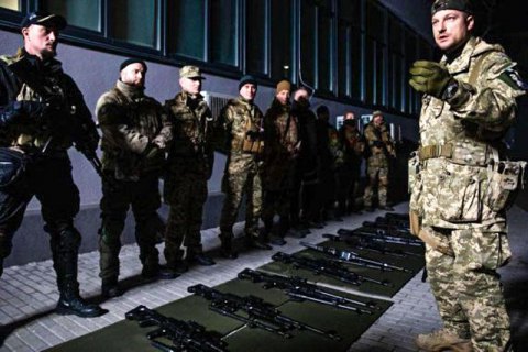 Завод "Кузня на Рыбальском" передал терробороне Киева первую партию новых пулеметов