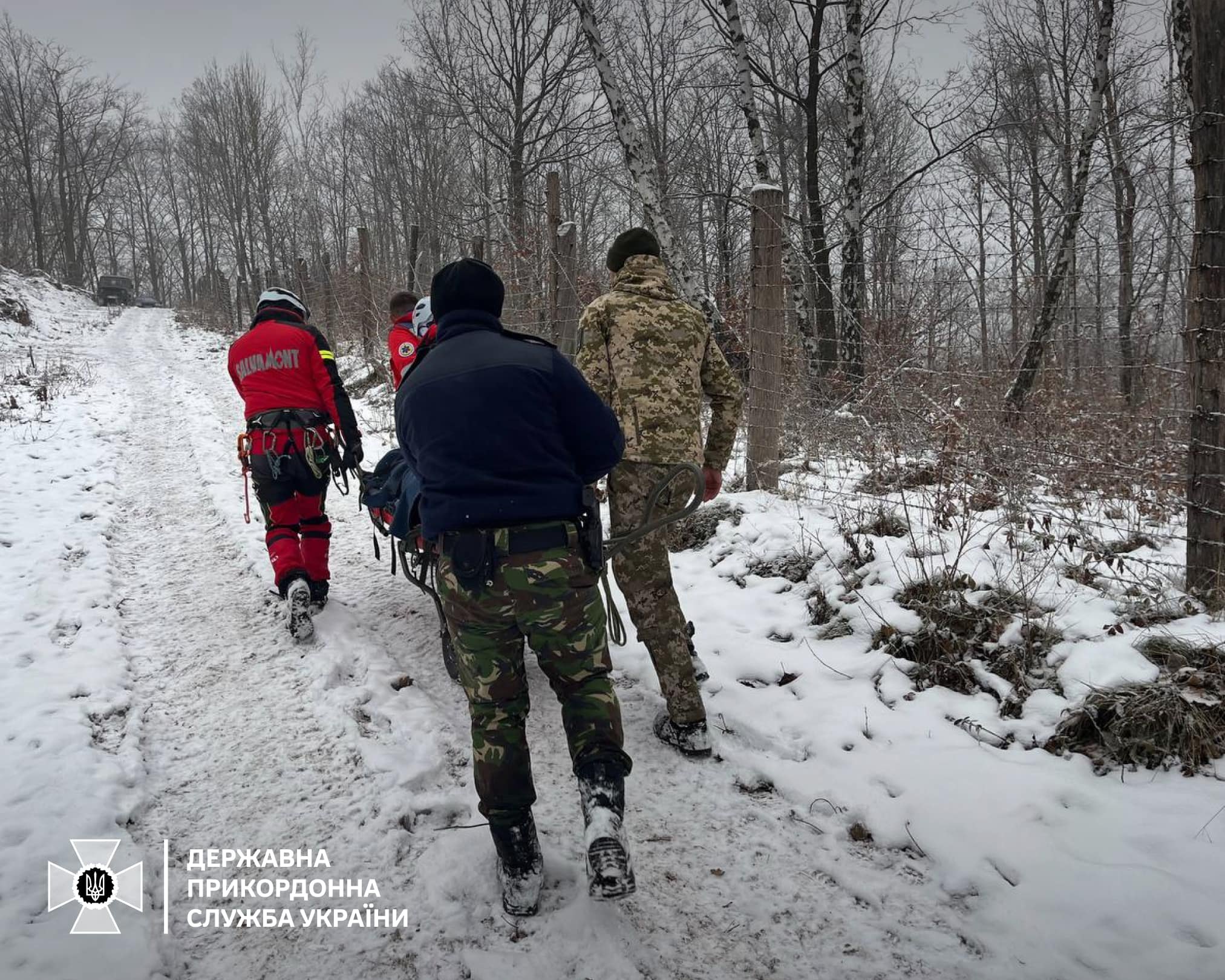 На кордоні з Румунією прикордонники витягли непритомного з прірви