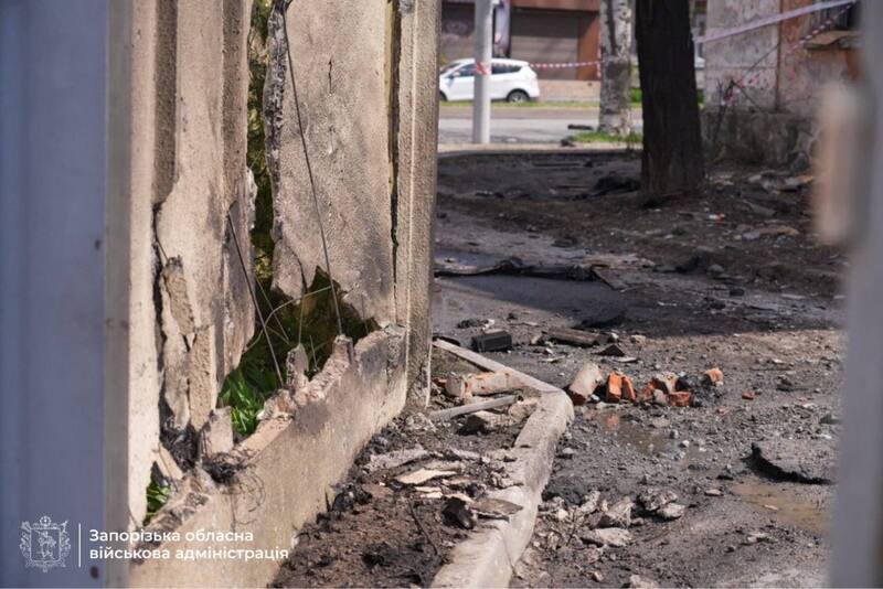 Наслідки російського обстрілу у Запоріжжі