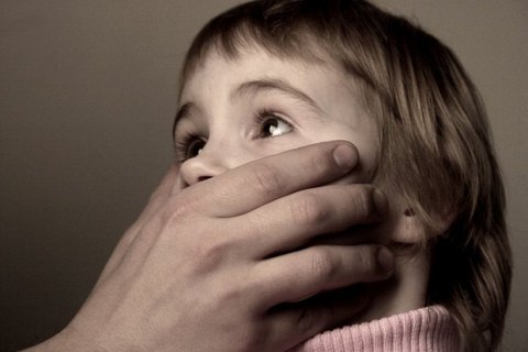 У Херсонській області трирічну дівчинку ґвалтував співмешканець її матері