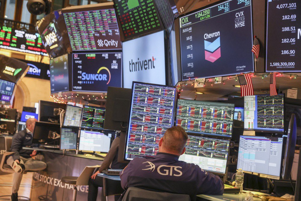 Показники акцій нафтогазових компаній відображаються на дисплеї Нью-Йоркської фондової біржі, 5 січня 2026 року.