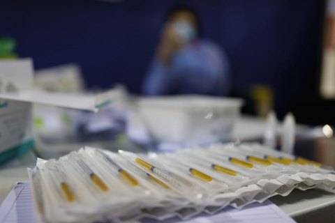 В Уганді сотні людей отримали фейкову вакцину від коронавірусу