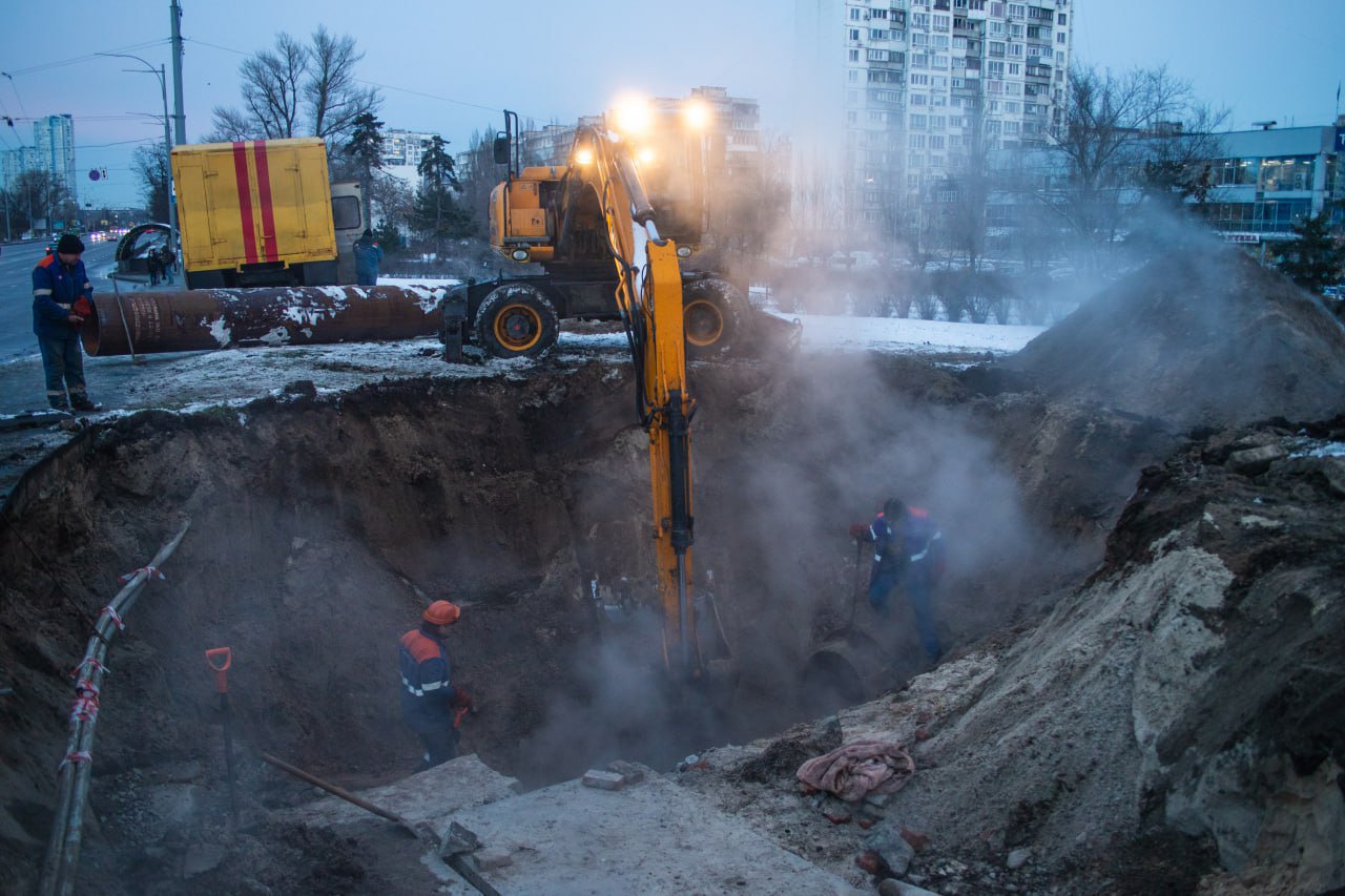 Аварійно-відновлювальні ремонті роботи Київтеплоенерго з усунення пошкодження тепломережі.