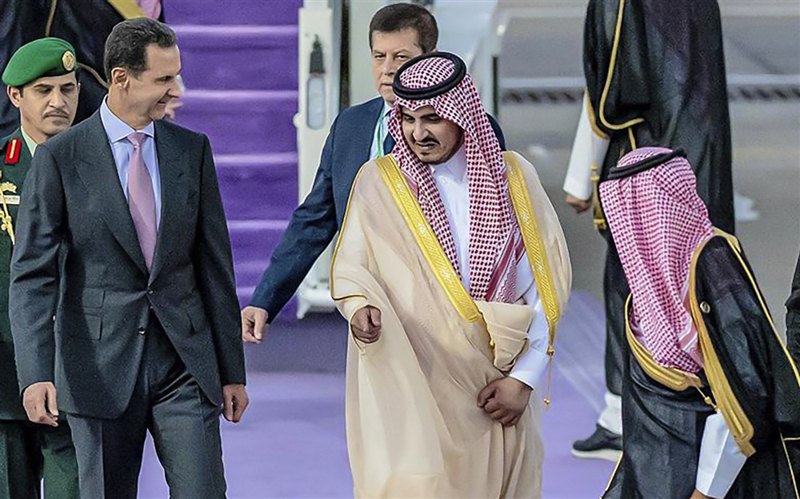 Принц Саудівської Аравії Бадр бін Султан бін Абдулазіз Аль Сауд (у центрі) вітає президента Сирії Башара аль-Асада після його прибуття в Джидду, напередодні саміту Ліги арабських держав у Саудівській Аравії, 18 травня 2023 р.