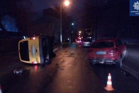 ​В Киеве пьяный водитель влетел в припаркованное авто, вышел из машины и уснул