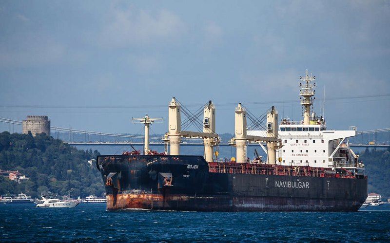 Вантажне судно Rojen під прапором Мальти, яке вийшло з українського порту Чорноморськ із вантажем зерна на експорт, пропливає Босфором, 07 серпня 2022 року