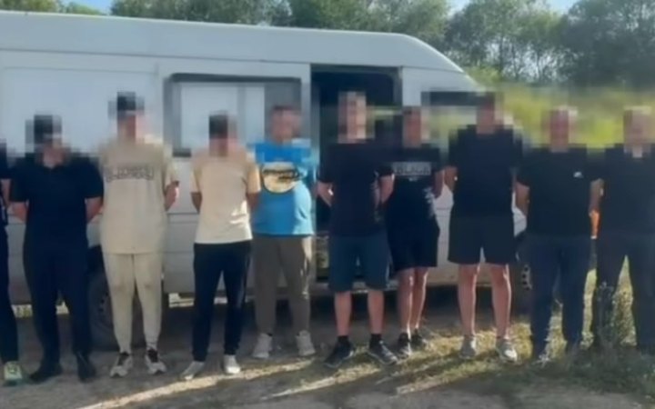 На кордоні з Угорщиною затримали мікроавтобус із 17 втікачами