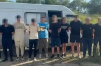 На кордоні з Угорщиною затримали мікроавтобус із 17 втікачами