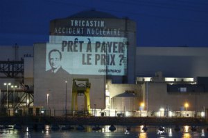 Активисты Greenpeace провели акцию на АЭС во Франции