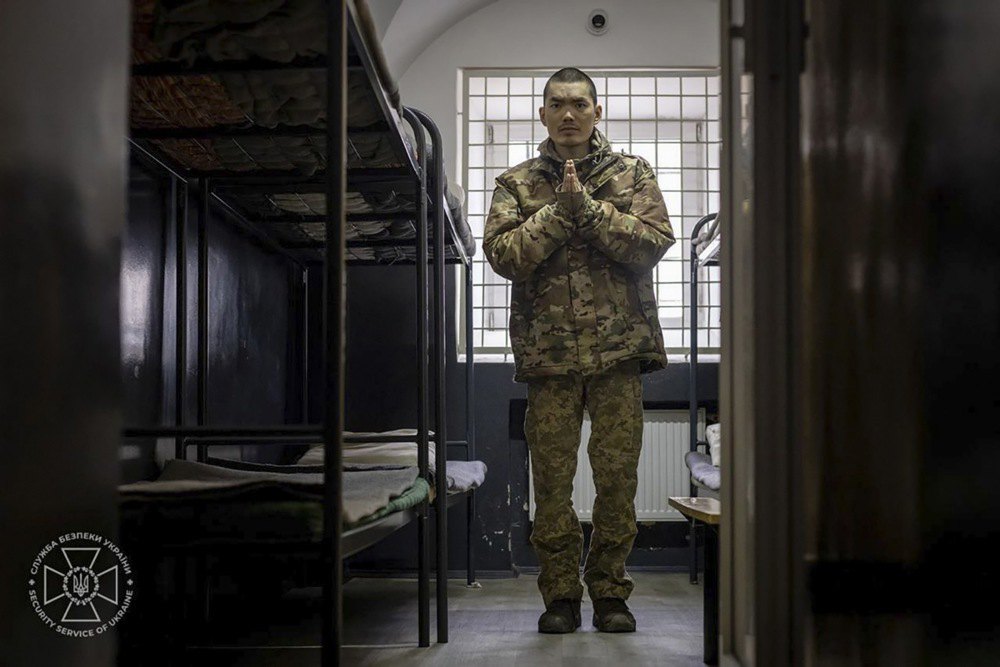 Один з двох китайців, які воювали проти України, під час допиту СБУ в Києві, 9 квітня 2025 р.